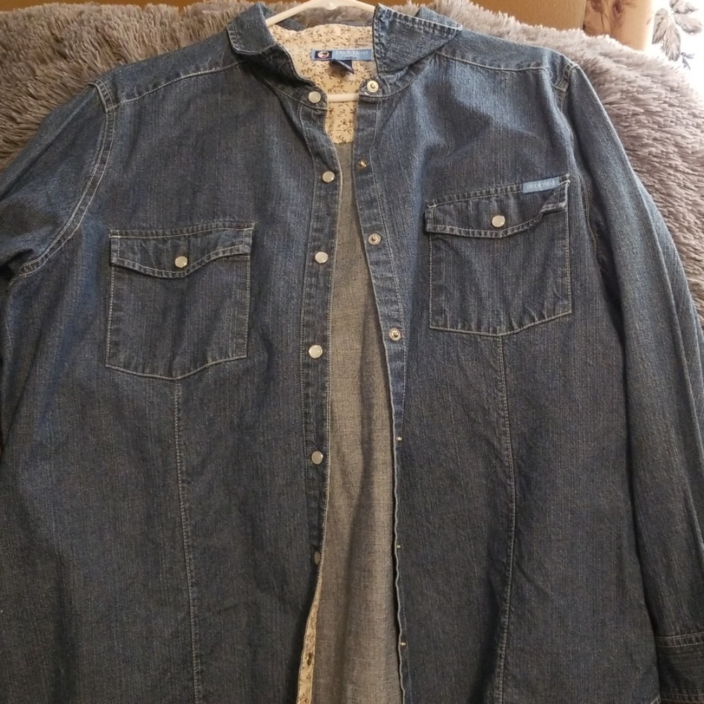 Duck head Jean shirt with snap closure.